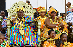 Bassam et patrimoine traditionnel. Visitez Bassam ce lieu historique avec ses bâtisses du 19e siècle, gardant charme, authenticité et découvrez également ses pecheurs. La ville est aussi representée par un Roi local et chaque année, une grande fête coutumière lui est dédiée.